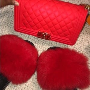 Matching purse & fur slide set 🌸